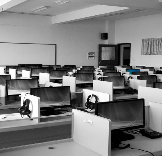 Infraestructura tecnológica empresarial con estaciones de trabajo equipadas